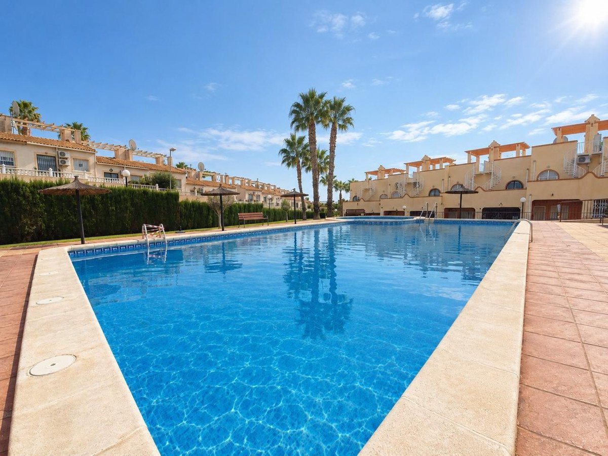 2 Bed Middle Floor Apartment in Villamartin