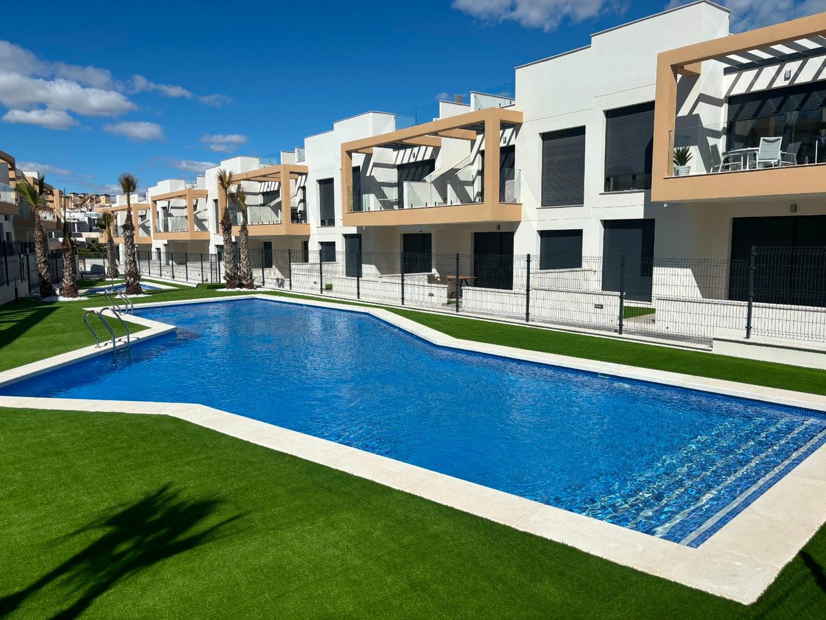 2 Bed 최상층 아파트 in Villamartin 위치 Villamartin, 