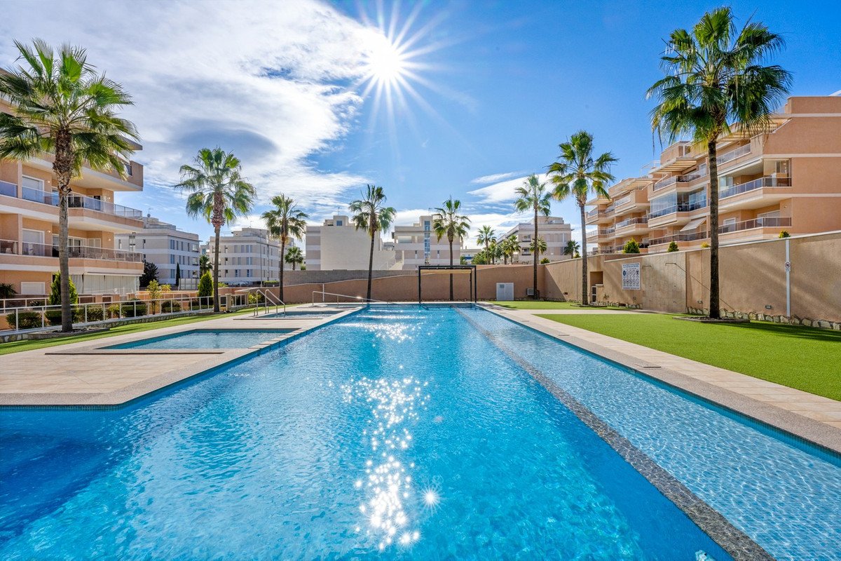 3 Bed شقة في الطابق الأوسط in Villamartin في Villamartin, شقة