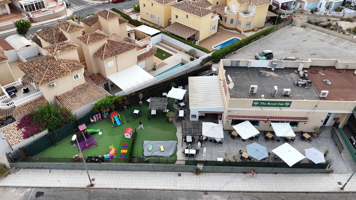 Commercial in Villamartin in Villamartin, Commercial