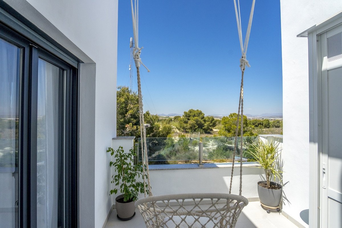 3 Bed بيت مدينة in Villamartin في Villamartin, 