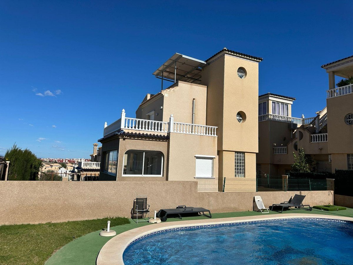 4 Bed Townhouse in Villamartin in Villamartin, Townhouse