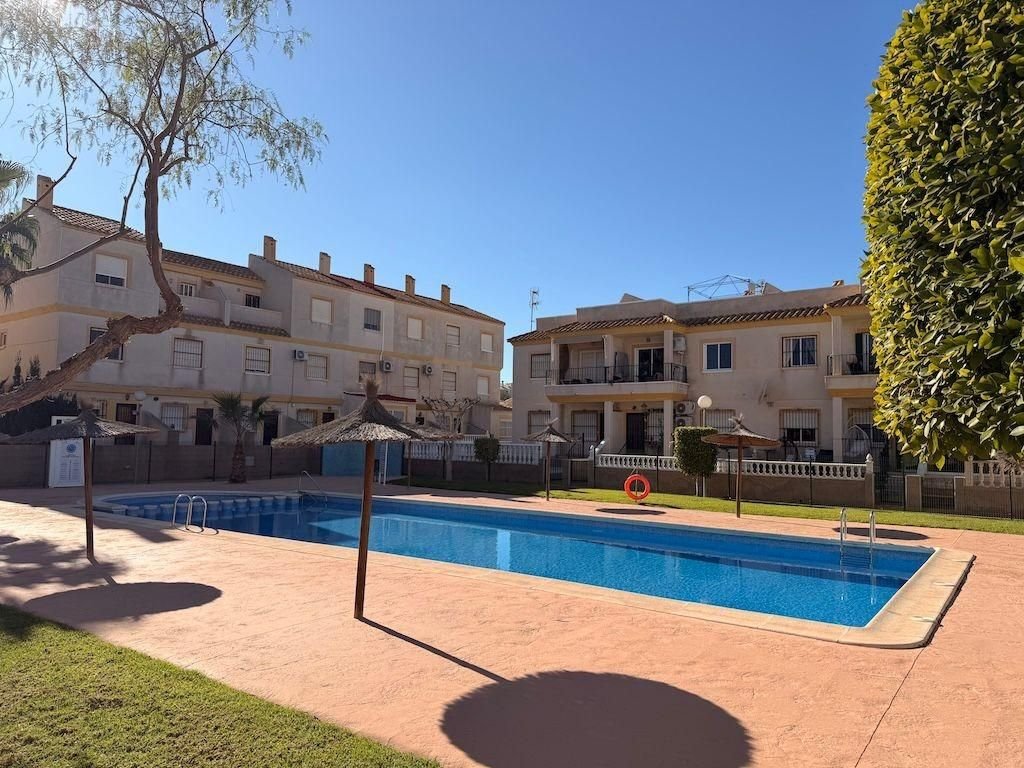 2 Bed Bungalow in Orihuela Costa في Orihuela Costa, بنغلو