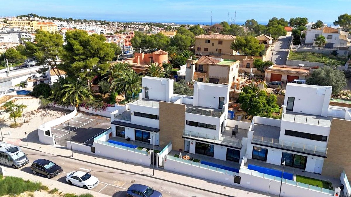 2 Bed فيلا مستقلة in Villamartin في Villamartin, فيلا منفصلة