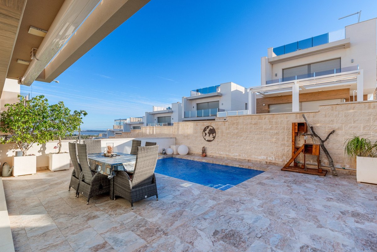 3 Bed Freistehende Villa in Villamartin in Villamartin, Freistehende Villa