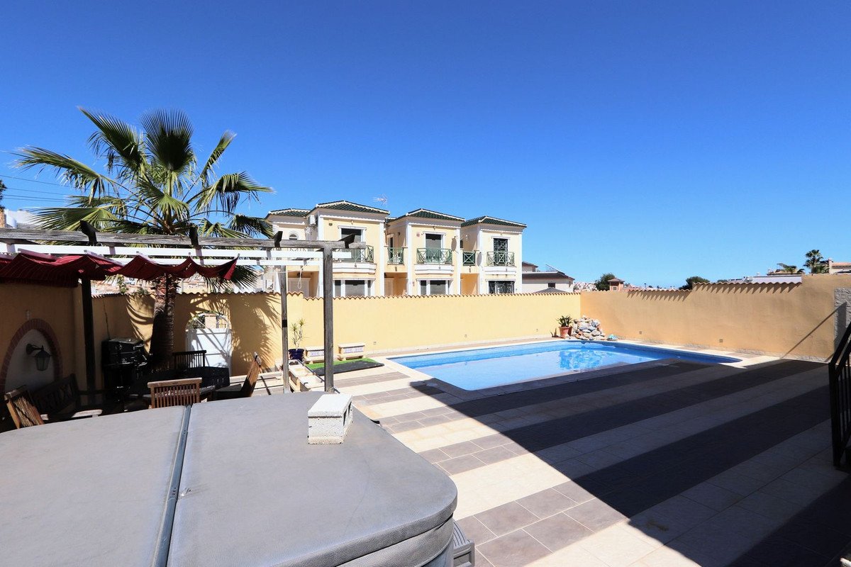 3 Bed Detached Villa in Villamartin in Villamartin, 