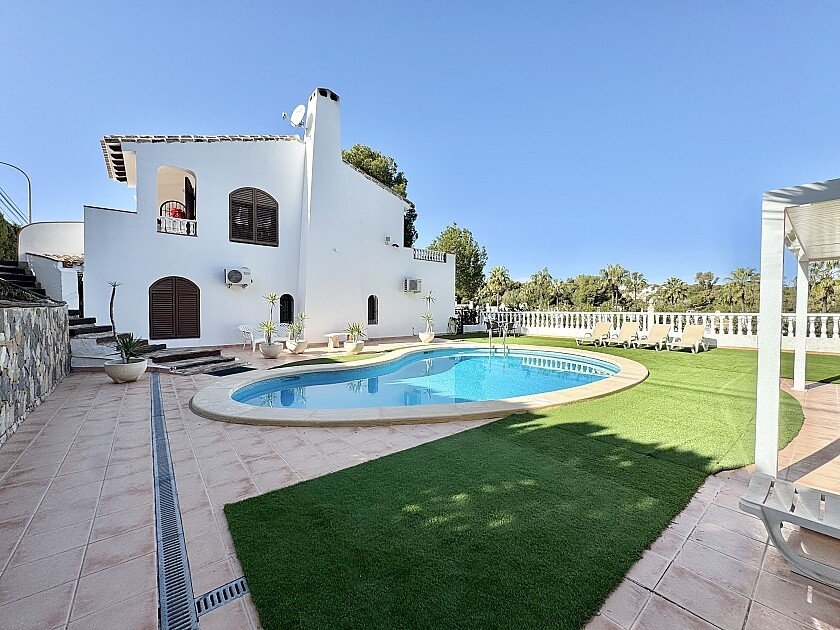 4 Bed Detached Villa in Villamartin in Villamartin, Detached Villa