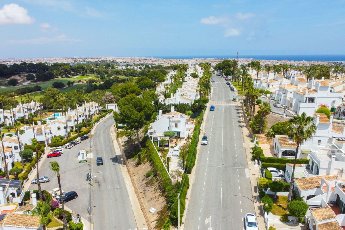 4 Bed فيلا مستقلة in Villamartin في Villamartin, فيلا مستقلة