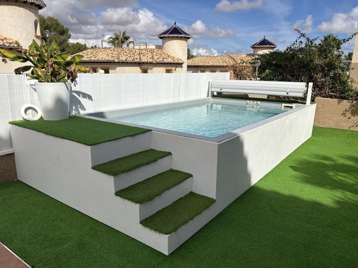 4 Bed Detached Villa in Villamartin