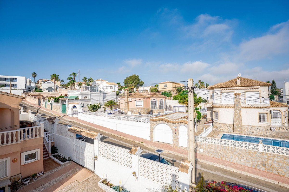 4 Bed فيلا مستقلة in Villamartin في Villamartin, فيلا منفصلة