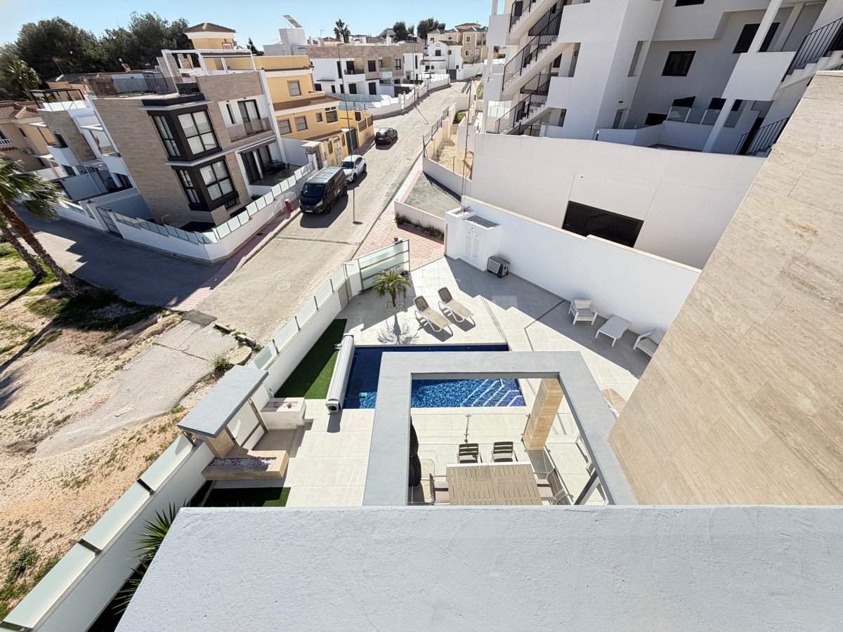 4 Bed Detached Villa in Villamartin