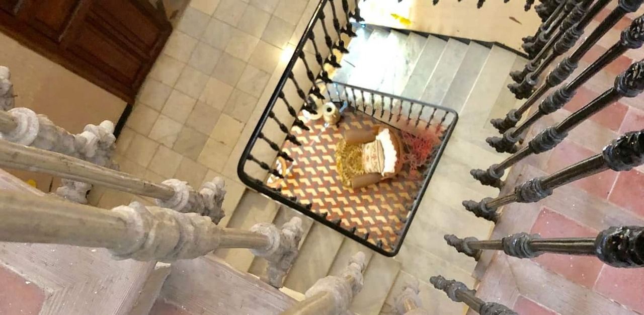 Gedetailleerde blik van boven op een sierlijke trap met ijzeren balustrade.