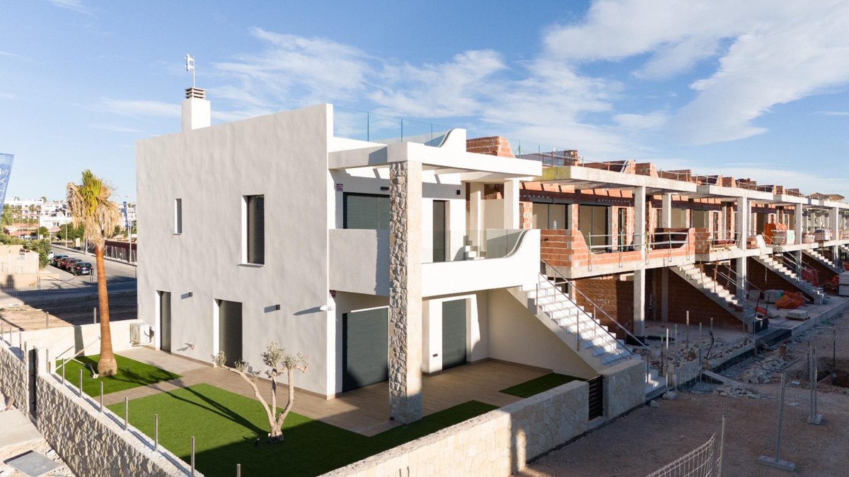2 Bed Bungalow in Pilar de la Horadada في Pilar de la Horadada, بنغلو في الطابق العلوي