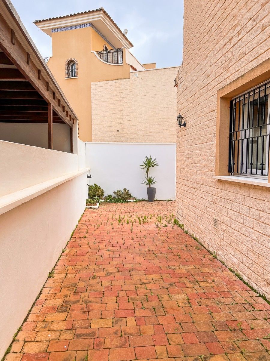 Buitenplaats met bakstenen patio in Spaanse stijl