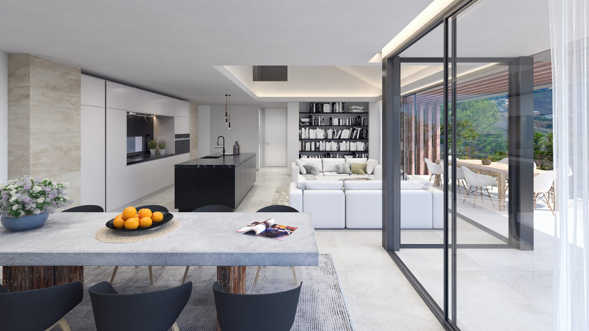 Modern open interieur met keuken, eetkamer en woonkamer.