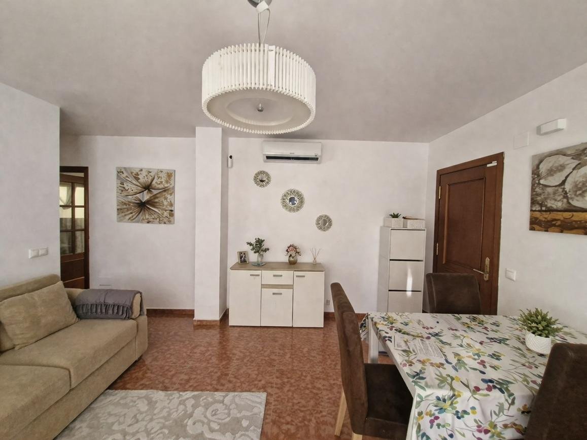 3 Bed شقة في الطابق الأوسط in Las Flores في Las Flores, 