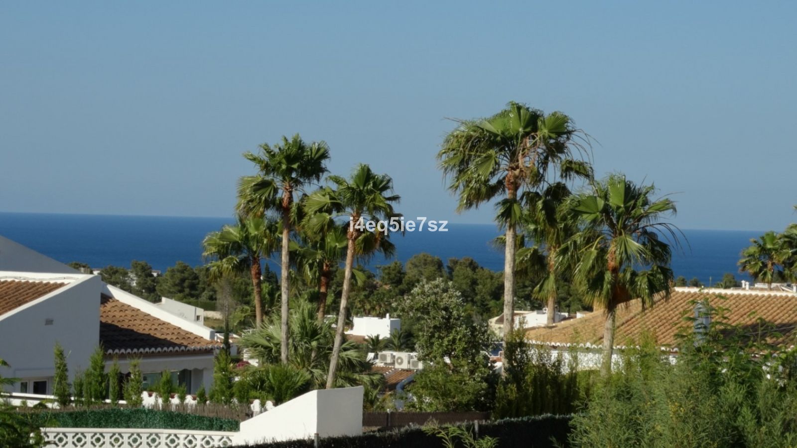 Tropisch uitzicht op zee vanaf luxe woning.