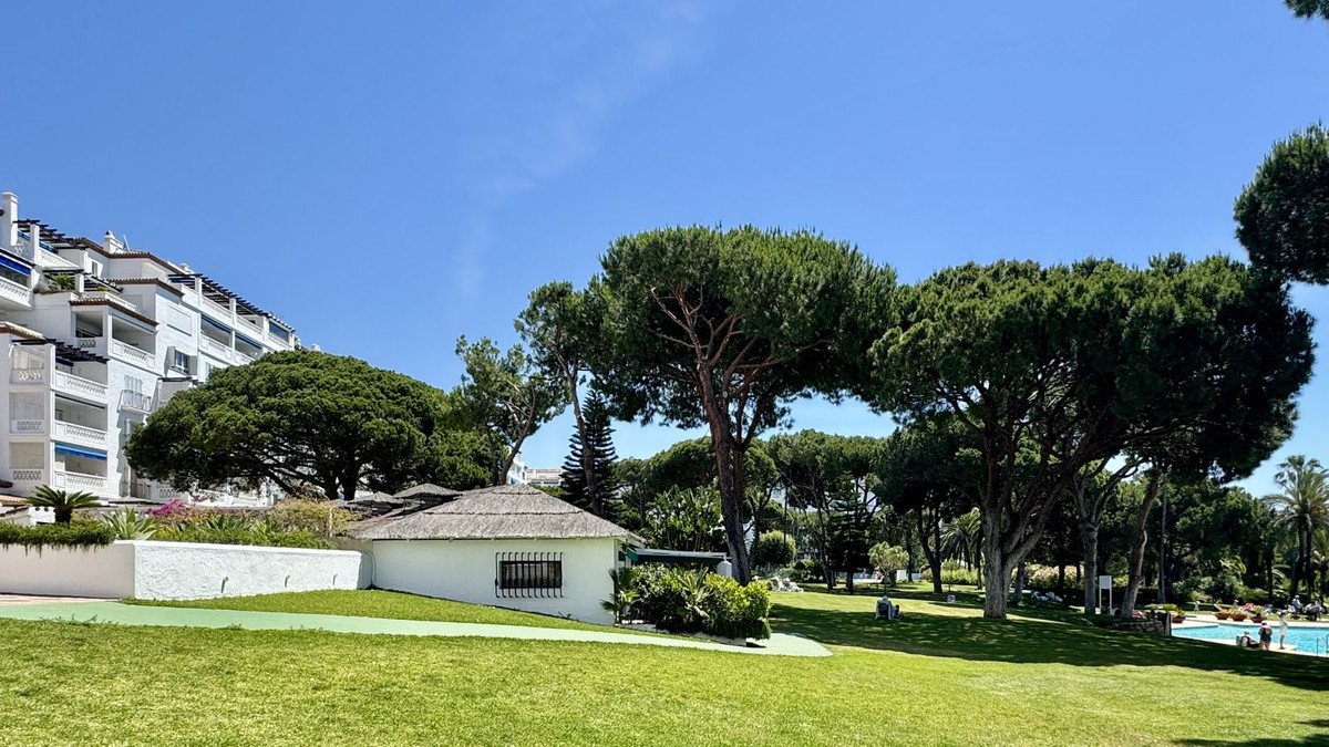 2 Bed Middle Floor Apartment in Puerto Banús in Puerto Banús, Apartment