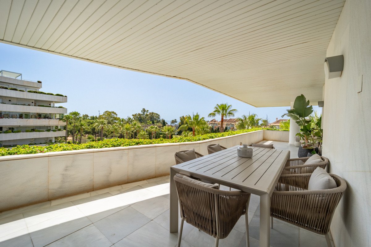 3 Bed Middle Floor Apartment in Puerto Banús in Puerto Banús, Apartment
