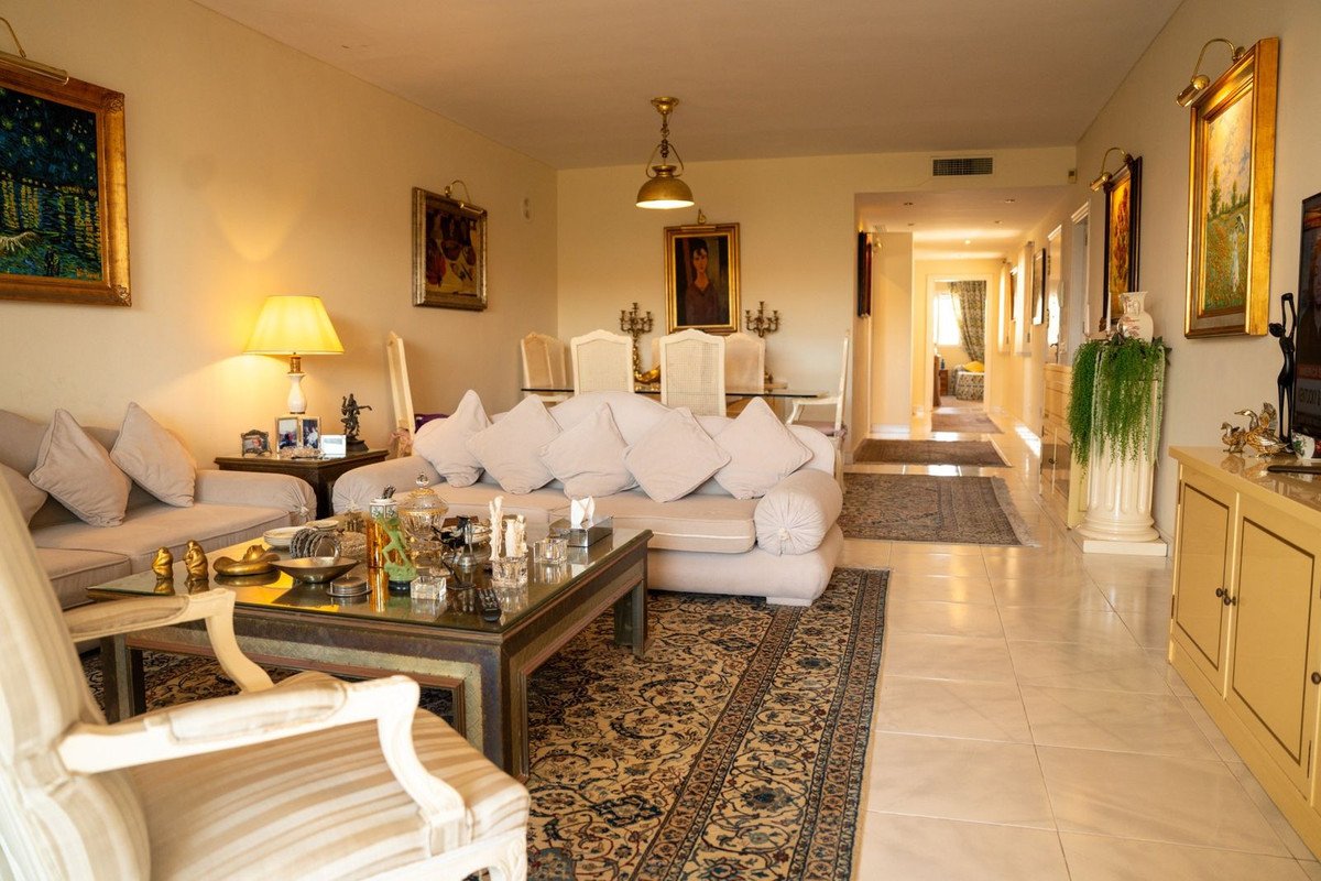 4 Bed Middle Floor Apartment in Puerto Banús in Puerto Banús — Apartment