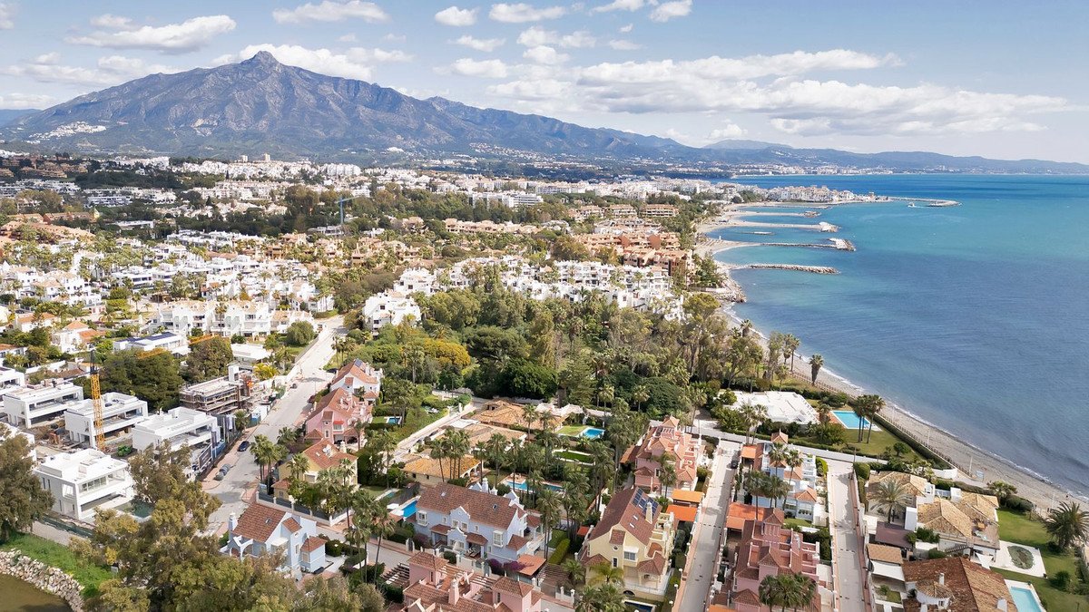 7 Bed Semi-Detached House in Puerto Banús in Puerto Banús, Semi-Detached House