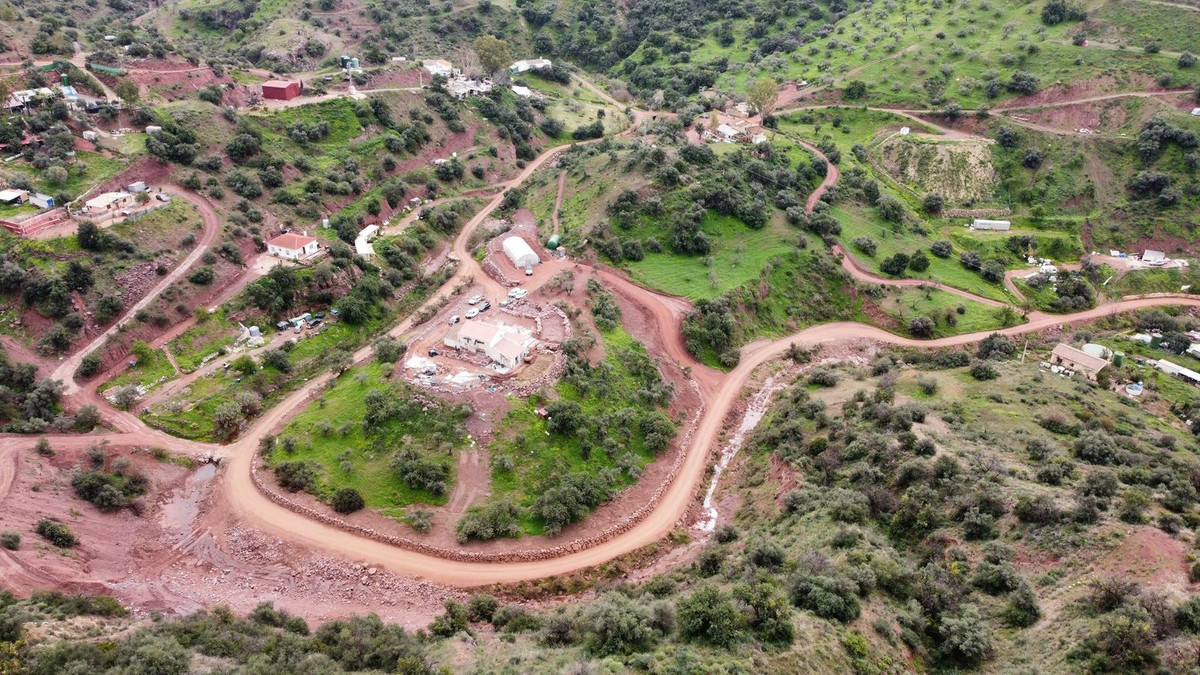Luchtfoto van landelijk gelegen woning in heuvelachtig gebied.