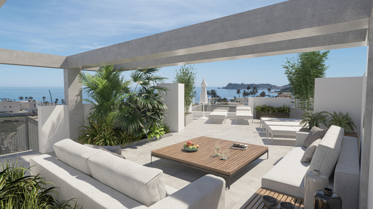 Stijlvol dakterras met uitzicht op zee, luxe meubels en groene planten.