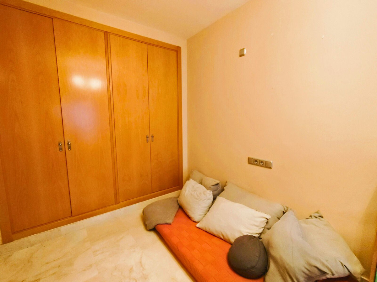 Slaapkamer met kast, daybed en kussens