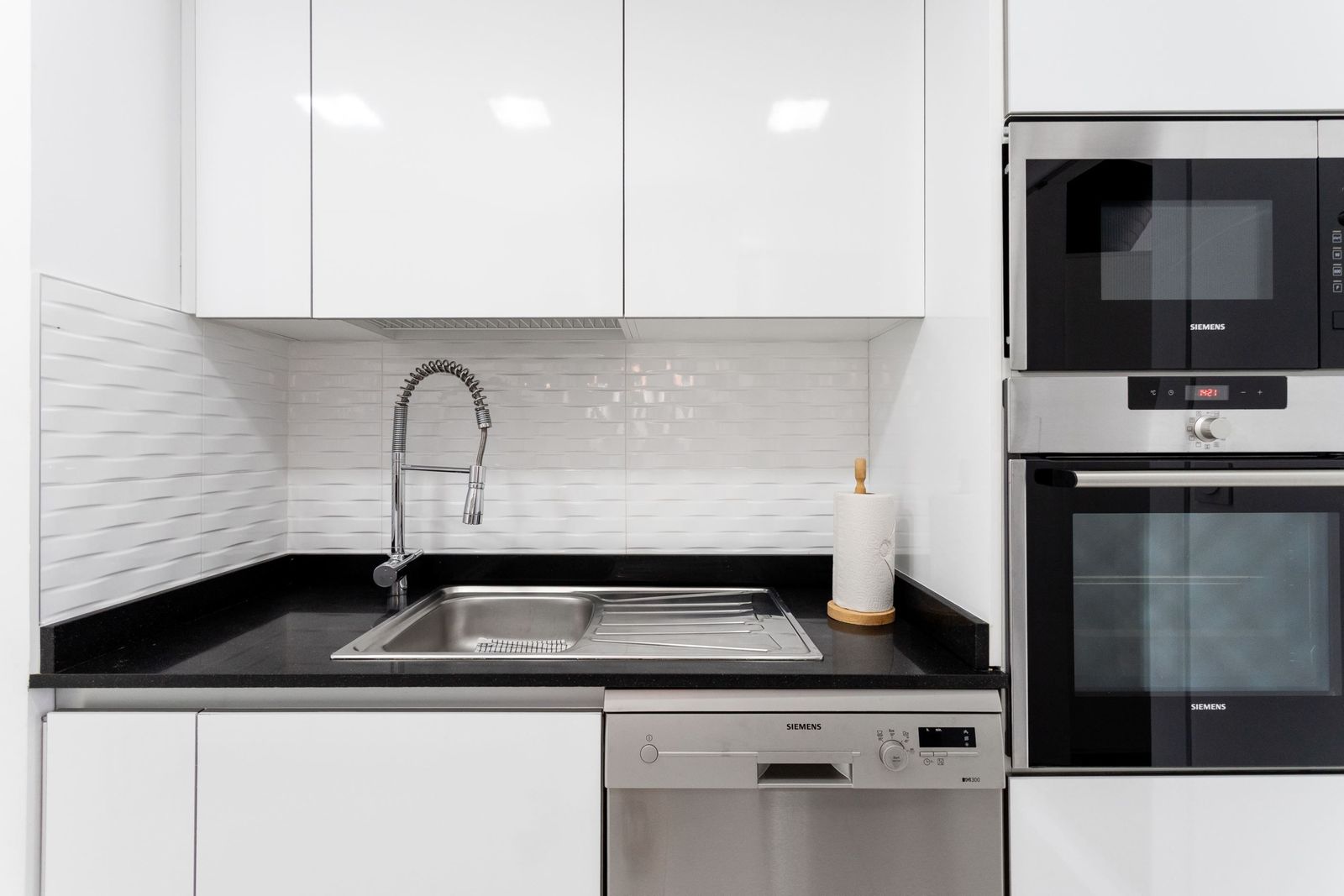 Moderne keuken met witte kasten en Siemens apparatuur