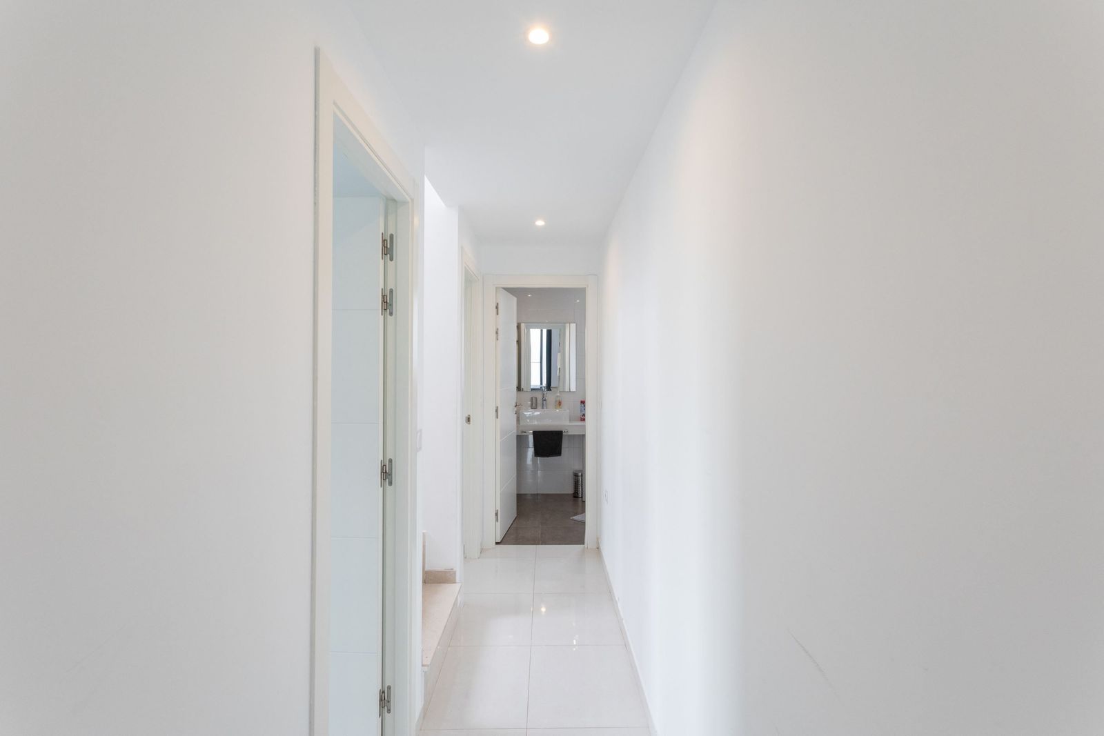 Lichte gang met toegang tot de badkamer.