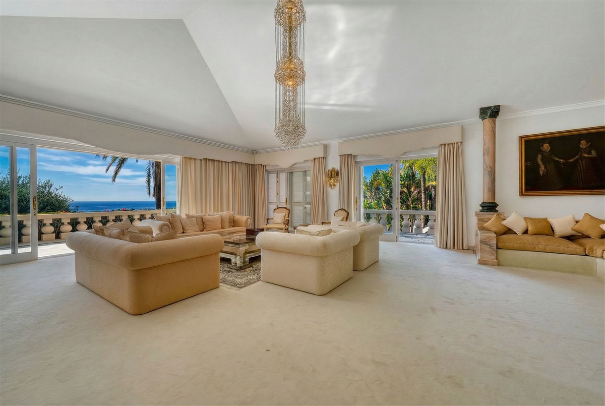 Luxe woonkamer met uitzicht op de oceaan en een grote kroonluchter