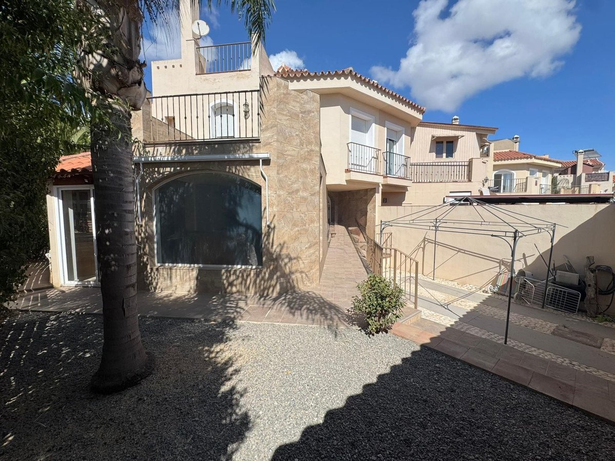 4 Bed Semi-Detached House in Riviera del Sol في Riviera del Sol — منزل شبه منفصل