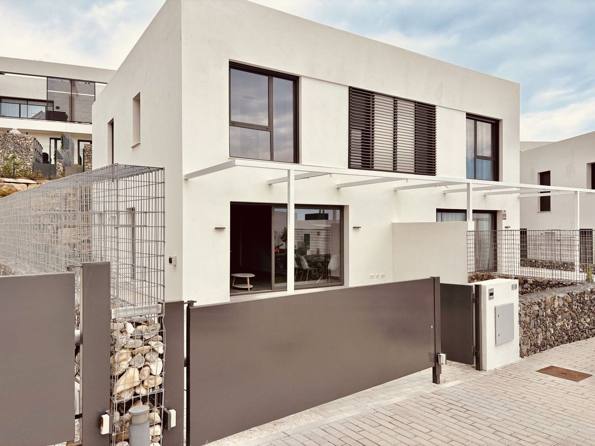 4 Bed Semi-Detached House in Riviera del Sol في Riviera del Sol — تاون هاوس