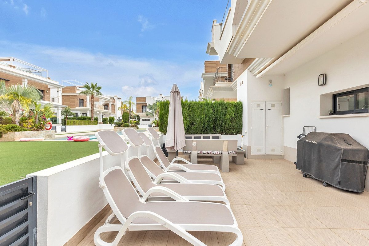4 Bed Двуфамилна къща in Ciudad Quesada