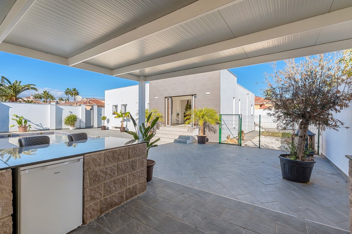 5 Bed Самостоятелна вила in Ciudad Quesada