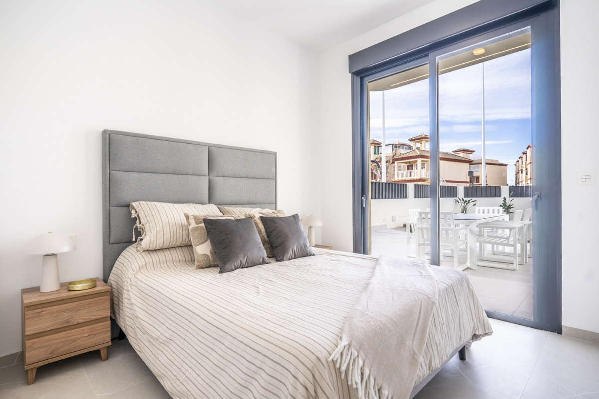 Stijlvolle slaapkamer met balkon en uitzicht.