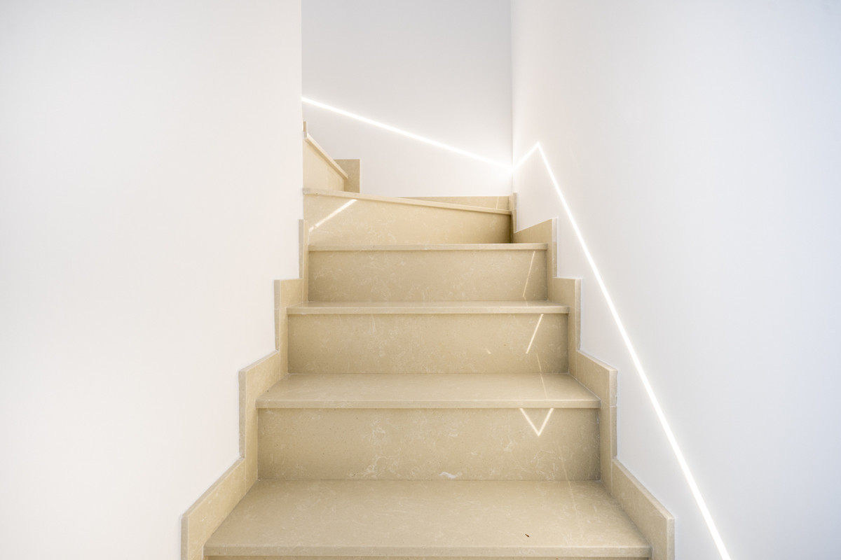 Moderne trap met LED verlichting in een minimalistisch interieur.