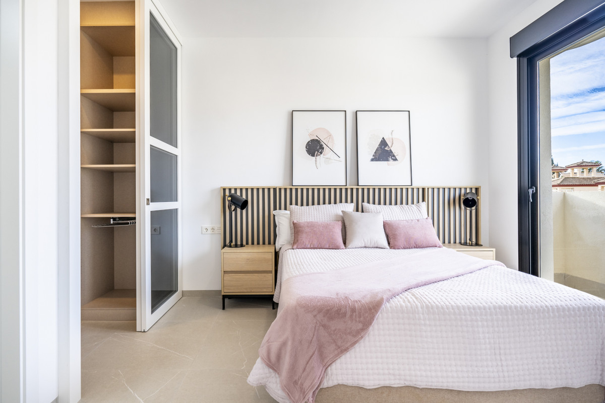 Moderne slaapkamer met kast, bed en balkon.