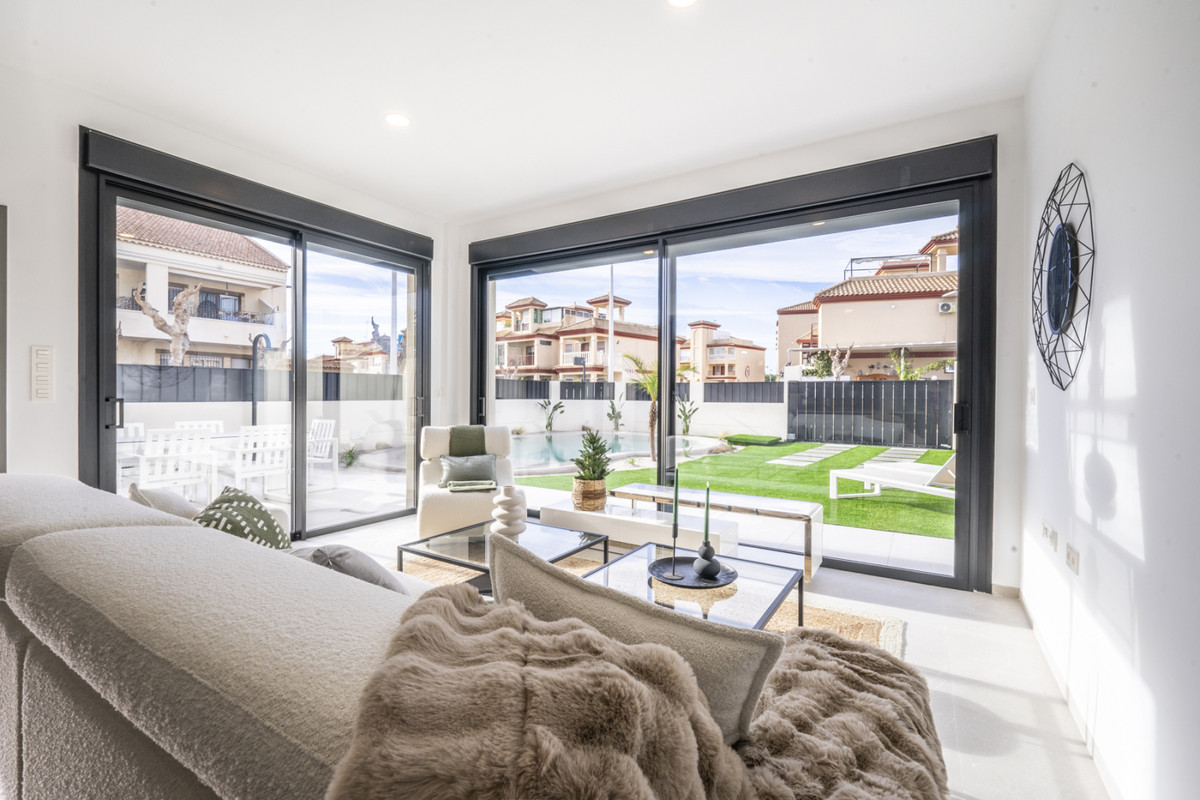 Moderne woonkamer met uitzicht op de tuin.