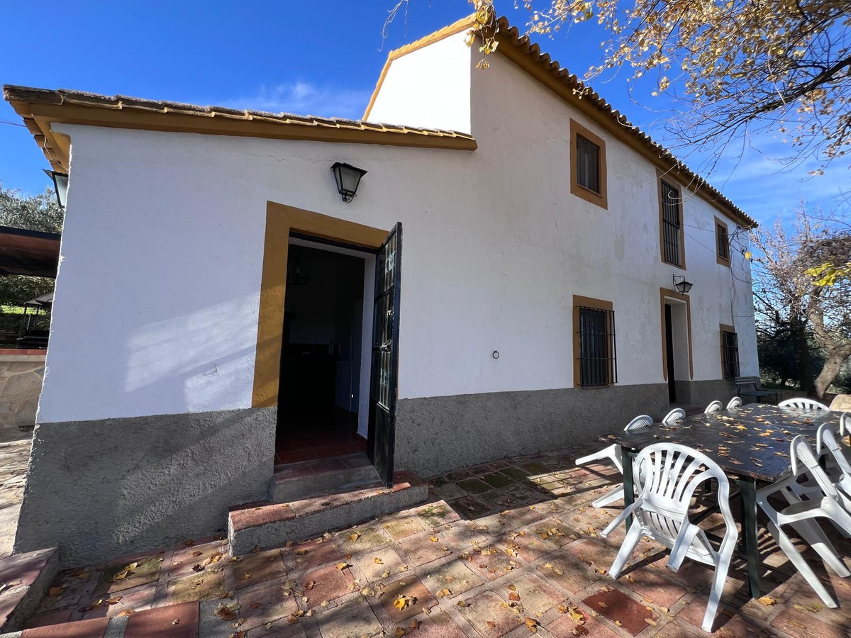 Buitenaanzicht van een boerderij met eethoek