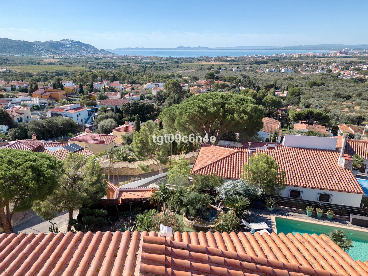 4 Bed Vrijstaande Villa in Roses in Roses — 