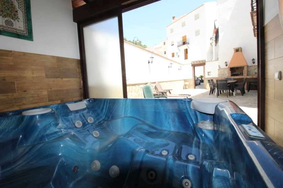 Binnen jacuzzi met uitzicht op de patio