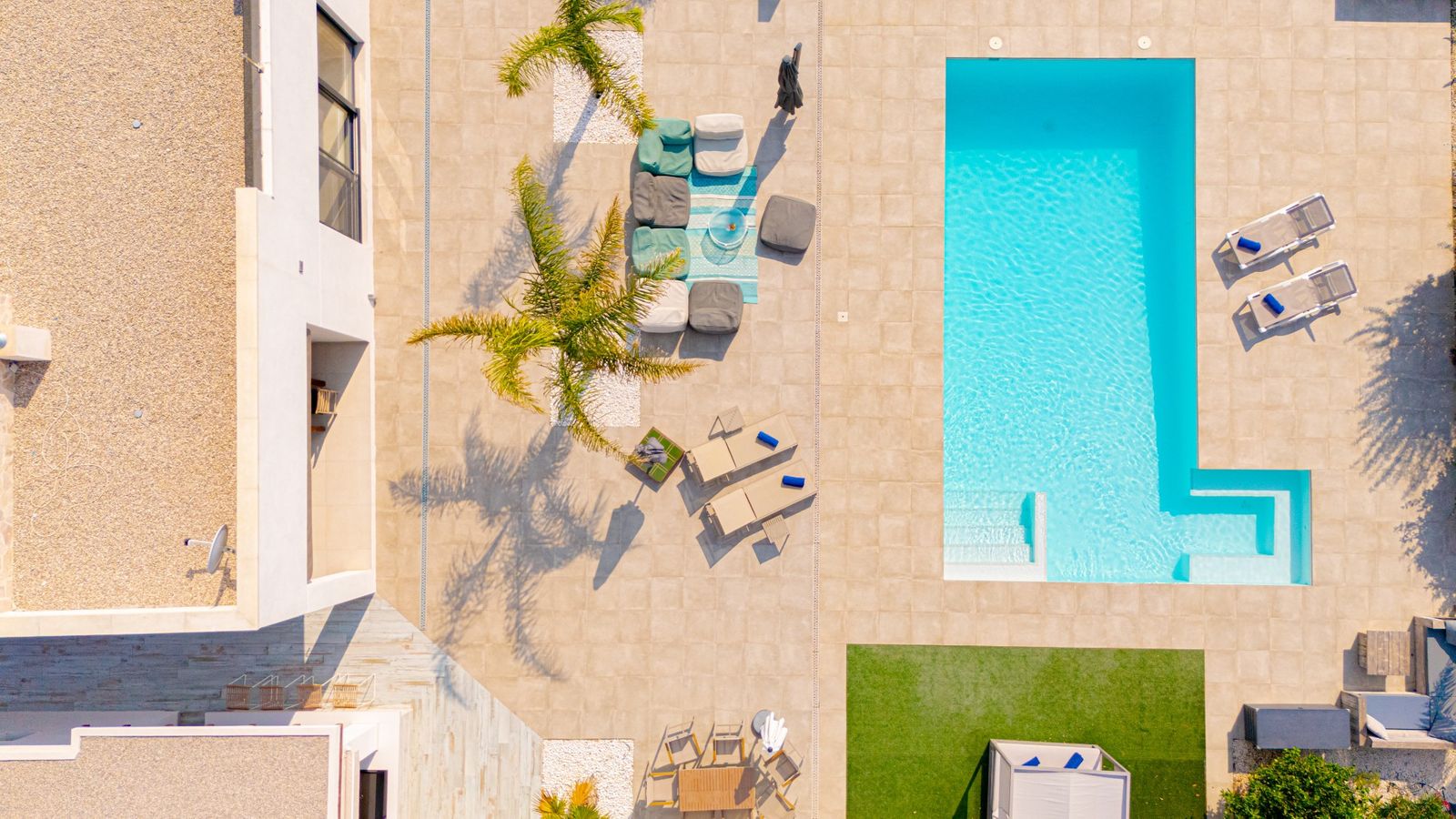 Luchtfoto van luxe villa met zwembad en patio.