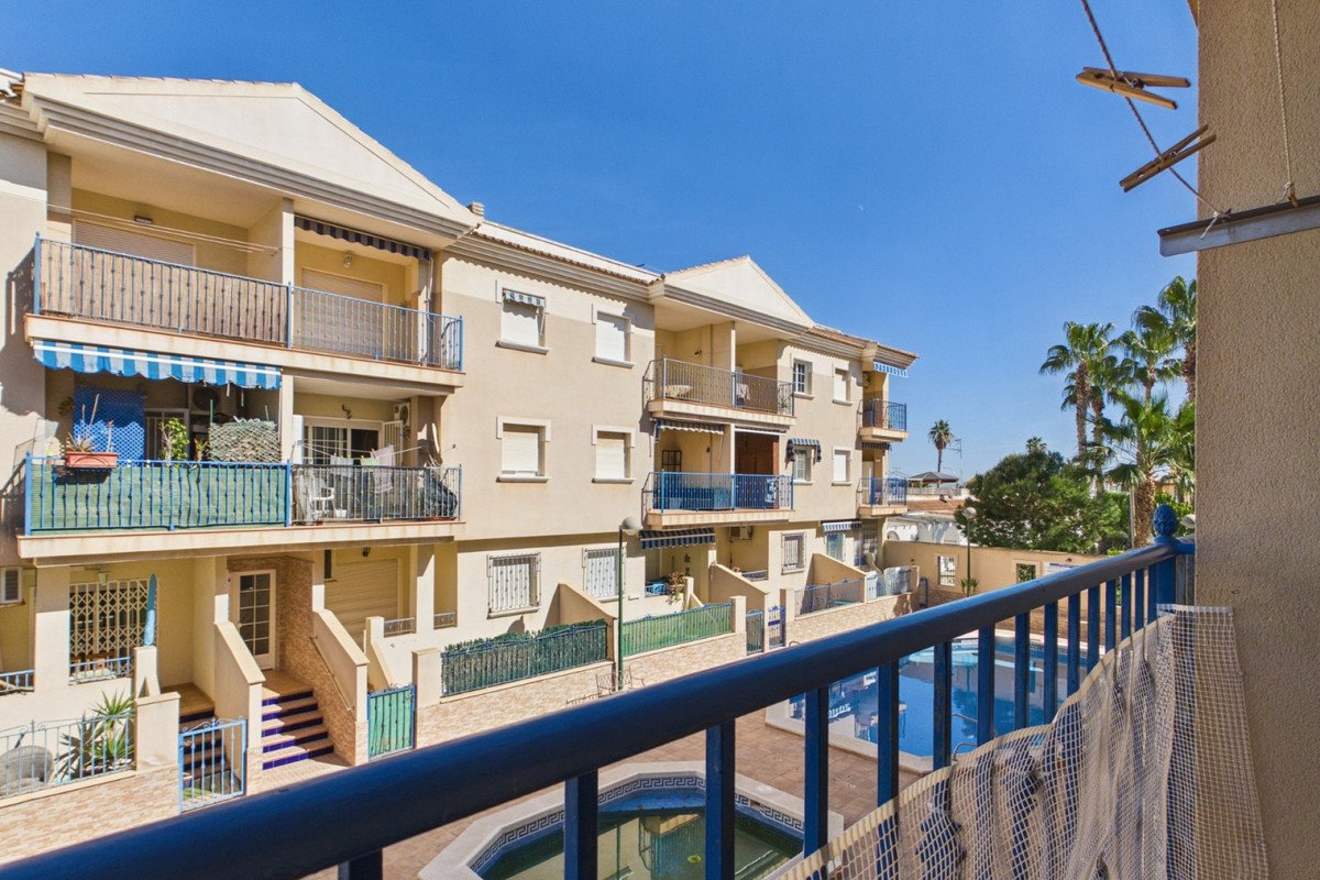 3 Bed شقة في الطابق الأوسط in Los Alcazares في Los Alcazares, 