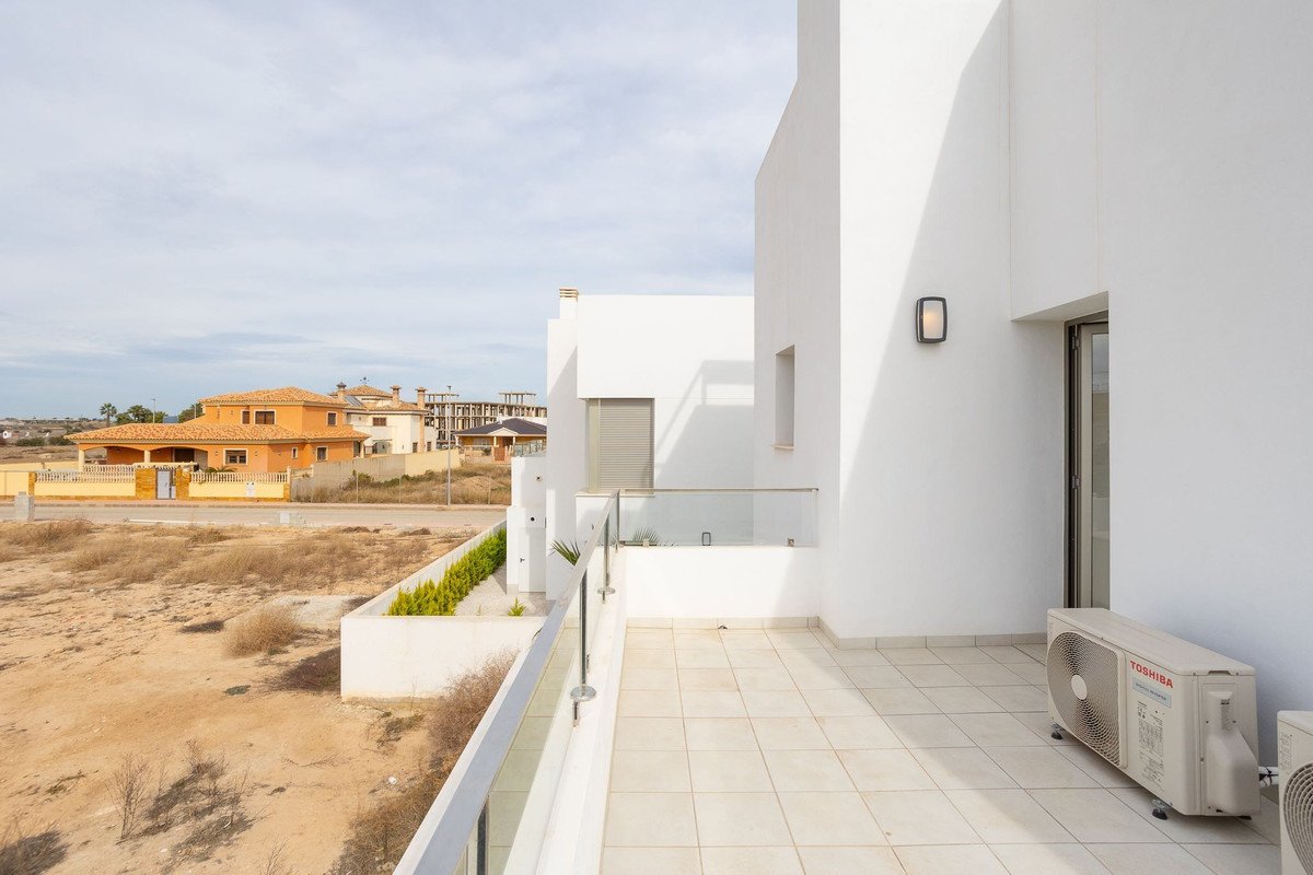 4 Bed فيلا مستقلة in Los Alcazares في Los Alcazares, فيلا مستقلة