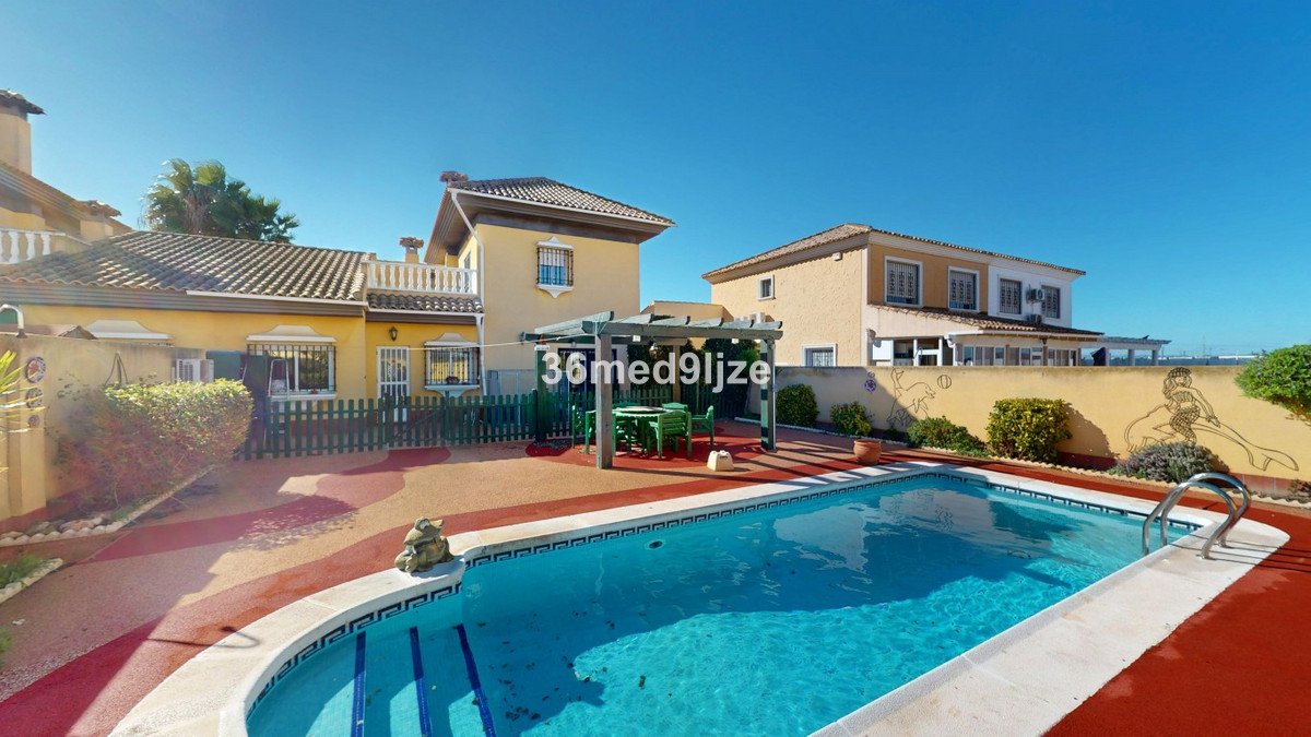 4 Bed Dobbelthus in Los Alcazares i Los Alcazares, 