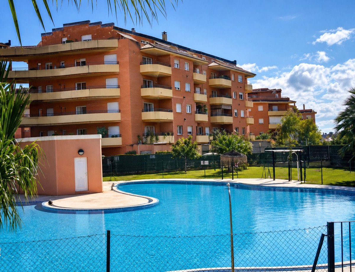 2 Bed Middle Floor Apartment in San Luis de Sabinillas in San Luis de Sabinillas — Apartment