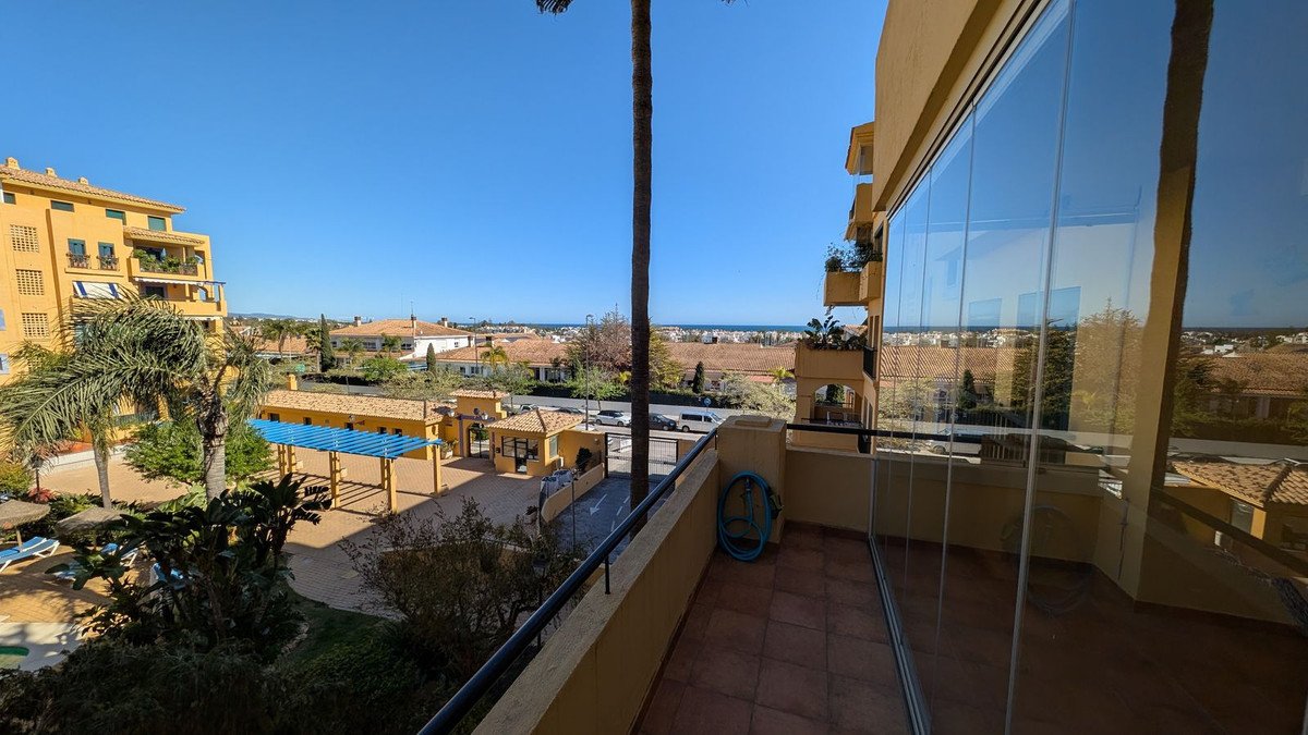 2 Bed Middle Floor Apartment in San Pedro de Alcántara في San Pedro de Alcántara — شقة