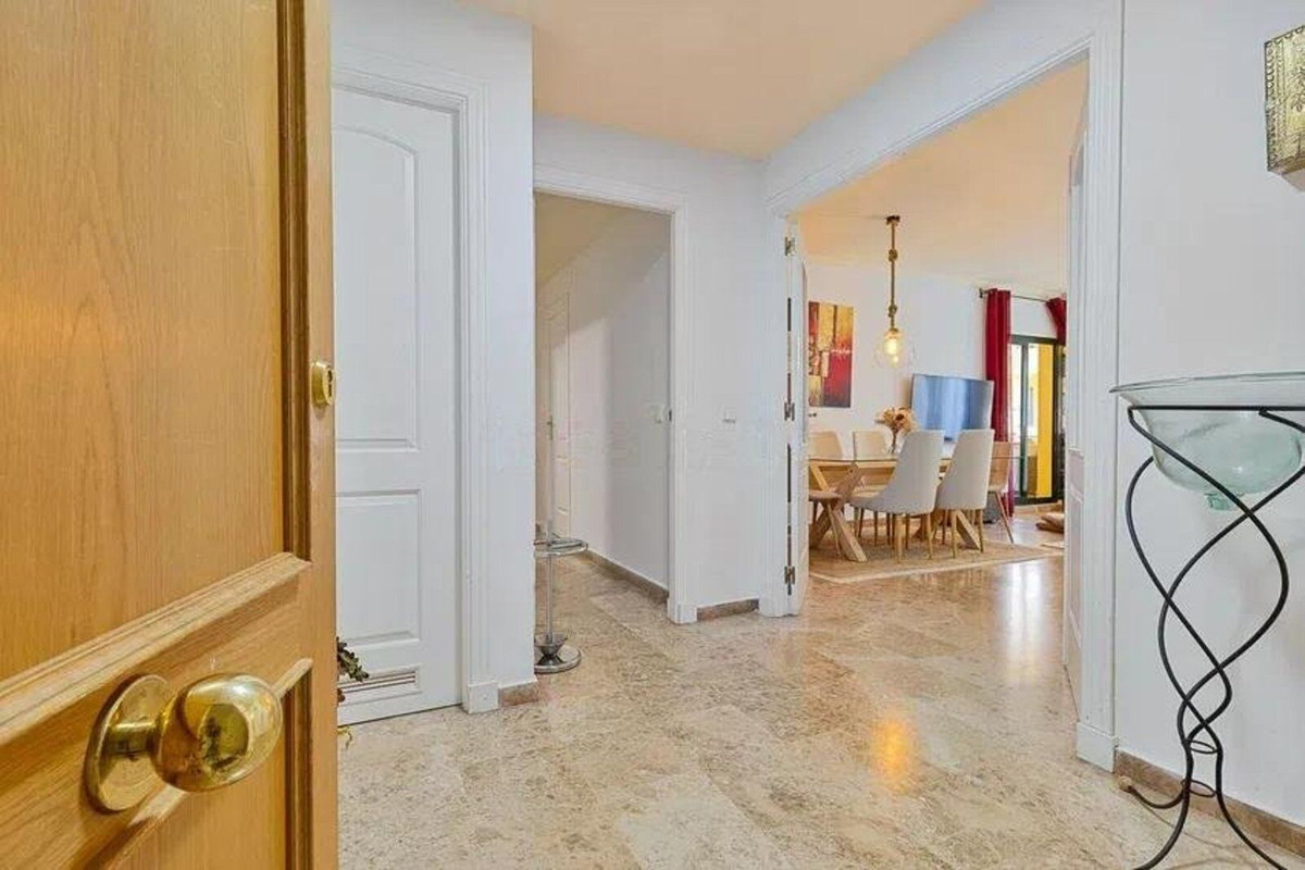 3 Bed Middle Floor Apartment in San Pedro de Alcántara في San Pedro de Alcántara — شقة