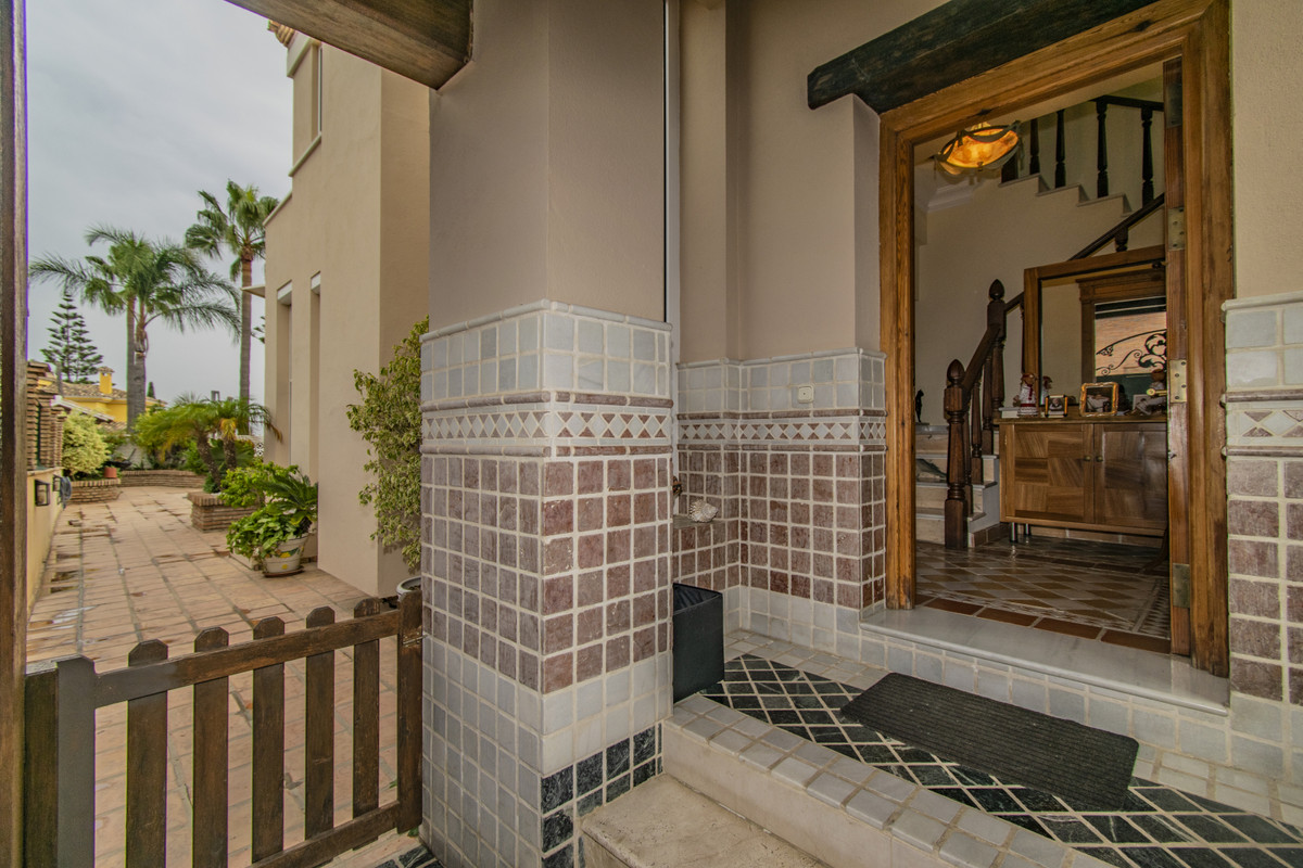 4 Bed Detached Villa in San Pedro de Alcántara في San Pedro de Alcántara — فيلا مستقلة